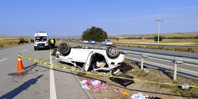 Çorum'un Sungurlu ilçesinde otomobilin yol kenarındaki rögar kapağına çarpması 
