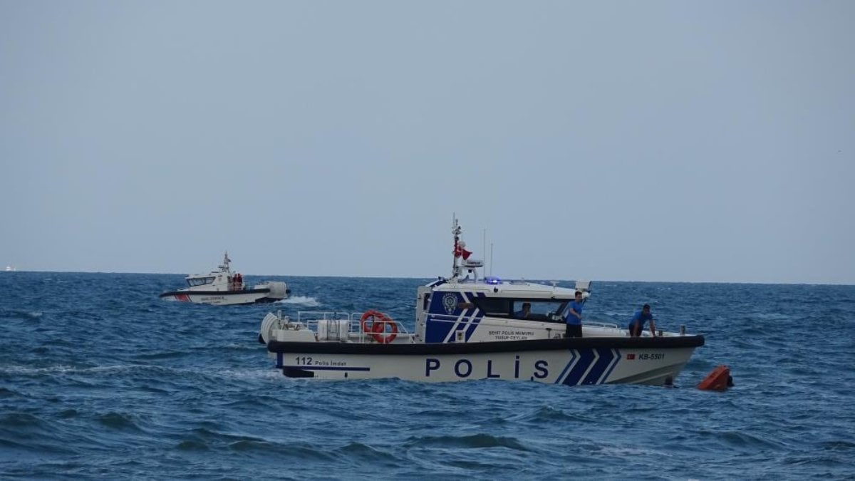 Dalgalı denizde botun alabora olması sonucu denize düşen 4 kişi