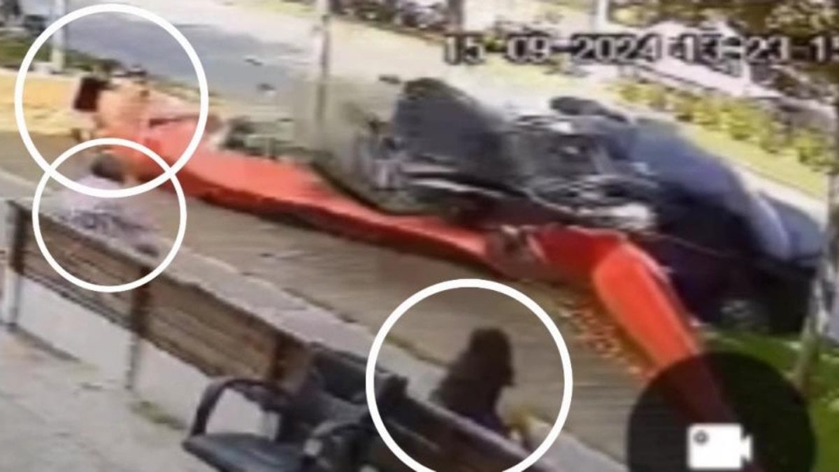 Yoldan çıkan otomobil yol kenarındaki ağaçlara ve banka çarparken, güvenlik