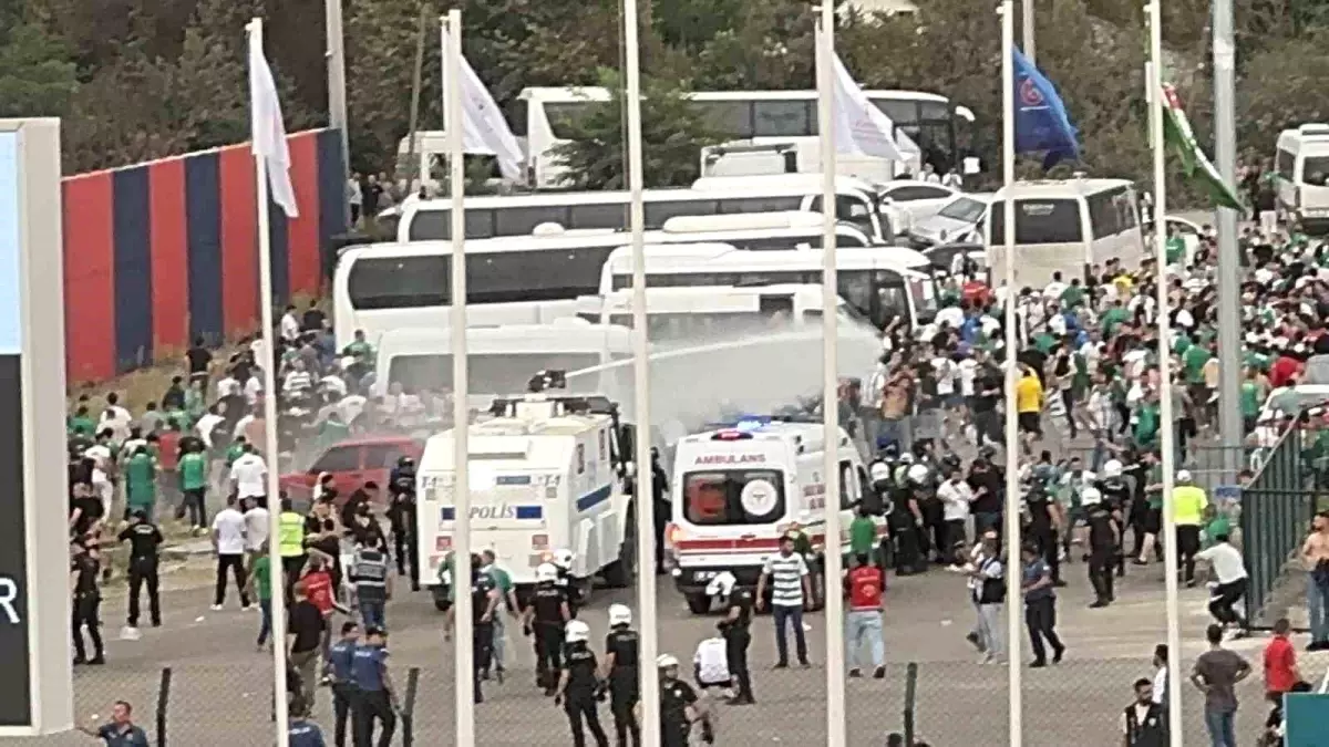 TFF 3. Lig'in ilk haftası Düzce'de olaylı başladı. Bursaspor taraftarları