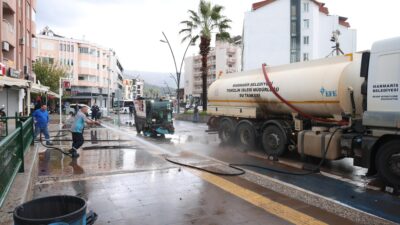 Yağmur nedeniyle yoğun mesai yapan Marmaris Belediyesi ekipleri olumsuzlukyaşanmaması için