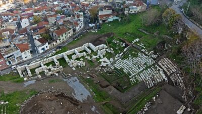 İ Smyrna Antik Kenti’nin 20 bin seyirci kapasiteli antik tiyatrosu,