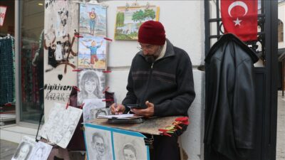 Kadıköy’de tarihi caminin kapısında 30 yıldır kara kalem portreler çizen
