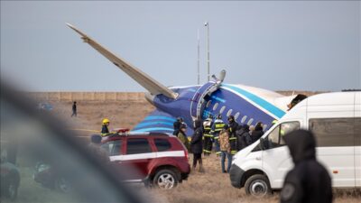 Anadolu Ajansı’na konuşan Azerbaycanlı yetkililer, Kazakistan’ın Aktau kenti yakınlarında düşen