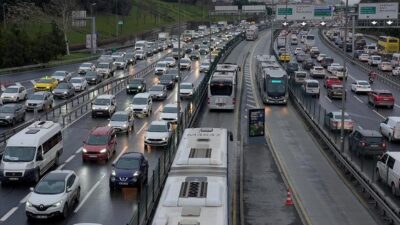 İstanbul’da haftanın ilk mesai günü sabah saatlerinde bazı yollarda ve