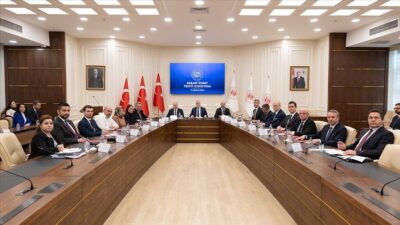 İşçi, işveren ve hükümet temsilcilerinden oluşan Asgari Ücret Tespit Komisyonu’nun