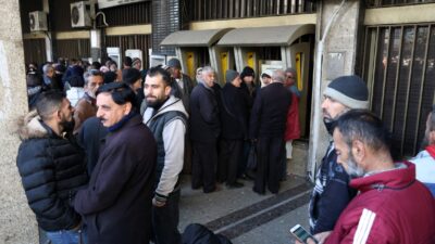 Suriye’de Esad’ın ülkeyi terk etmesinden 10 gün sonra bankalar açıldı.
