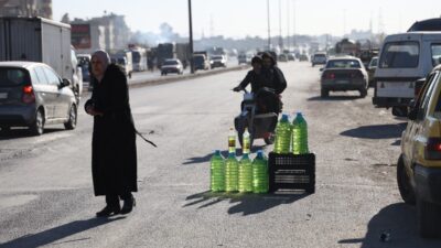 Suriye’de akaryakıt istasyonlarındaki benzin sıkıntısı nedeniyle yol kenarlarında seyyar satıcılar,