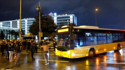 Saraçhane’deki İstanbul Büyükşehir Belediyesi (İBB) binası önünde toplanan İETT’ye bağlı