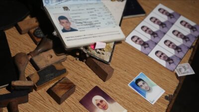 İşkencelerde kullanılan kırbaç, teker lastiği ve tavana asılı zincirli kelepçeler