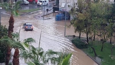 Antalya’nın Manavgat ilçesinde etkisini sürdüren yağış nedeniyle su kanalları taştı. Milli Egemenlik, Aydınevler, Sarılar,