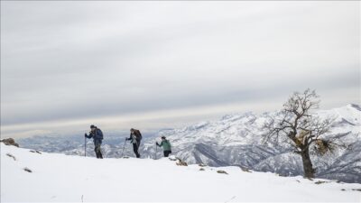 Tunceli’de kar yağışıyla zirvesi beyaza bürünen 2 bin 380 metre