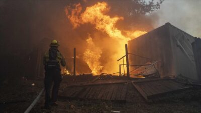 ABD’nin California eyaletinin Los Angeles kentinde şiddetli rüzgarın etkisiyle yayılan