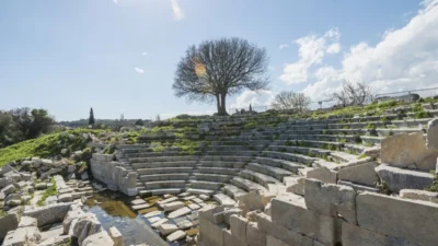 İzmir’in Seferihisar ilçesinde yer alan Teos Antik Kenti, sanat ve