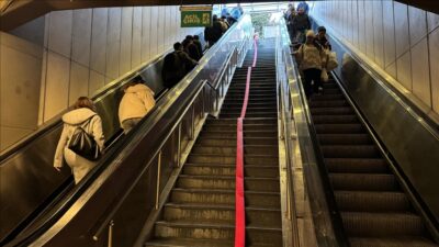 İstanbul Küçükçekmece’deki Cennet metrobüs durağına bağlanan alt geçidi su bastı,