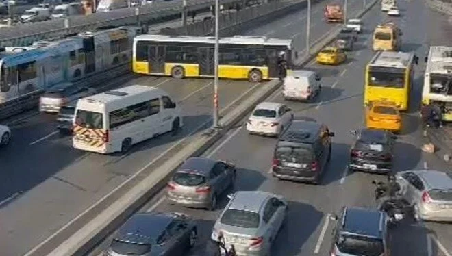 E5 Haramidere Edirne istikametinde İETT otobüsü duraktan yolcu aldıktan sonra