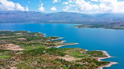 Elazığ’ın Baskil ilçesinde Karakaya Baraj Gölü çevresinde ilkbaharda güzel manzaralar