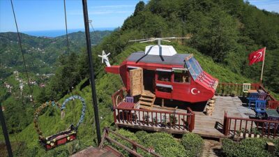 Rize’de bir çay bahçesindeki helikopter şeklindeki ahşap yapıya ziyaretçiler ilgi