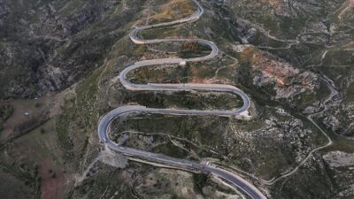 Akdeniz’i İç Anadolu’ya bağlayan Demirkapı Tüneli güzergahındaki kıvrımlı yol dronla