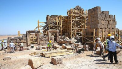 Roma İmparatorluğu döneminde “askeri yerleşim” olarak kullanılan, arkeolojik kazıların sürdüğü,