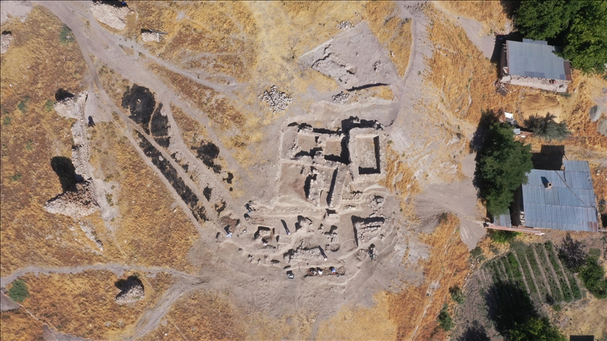 Elazığ’da Tadım Kalesi ve Höyüğü’nde yürütülen arkeolojik kazılarda 6 bin