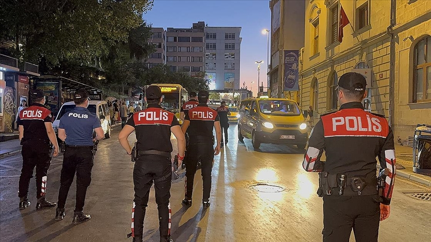 İstanbul genelinde düzenlenen “Huzur İstanbul” uygulamasında, farklı suçlardan aranan 390