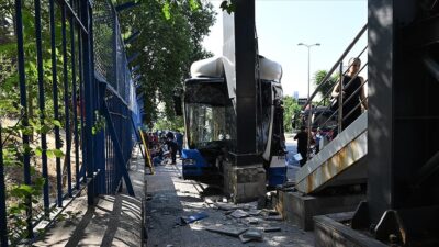 Ankara’nın Keçiören ilçesinde belediye otobüsünün karıştığı zincirleme trafik kazasında ilk