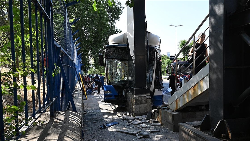 Ankara’nın Keçiören ilçesinde belediye otobüsünün karıştığı zincirleme trafik kazasında ilk