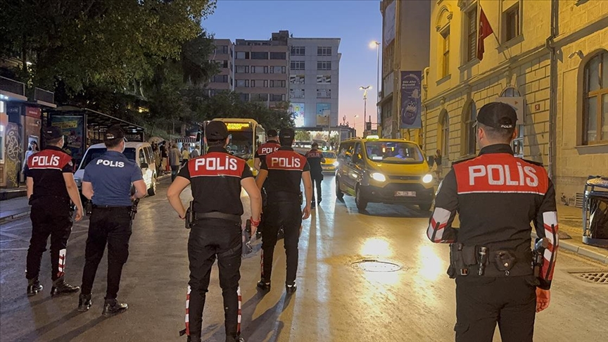 İstanbul’da düzenlenen “Huzur İstanbul” uygulamasında, çeşitli suçlardan aranan 380 şüphelinin