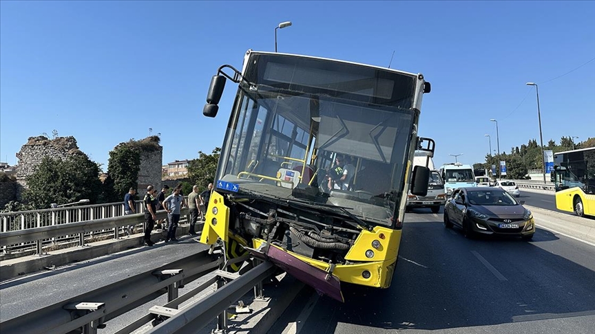 Fatih’te seyir halindeki İETT otobüsü, önündeki araca vurup çelik bariyerlere