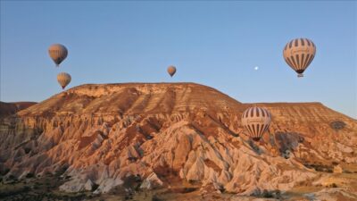 Yaz tatilinde kültür turizmini tercih eden yerli ve yabancı turistler,