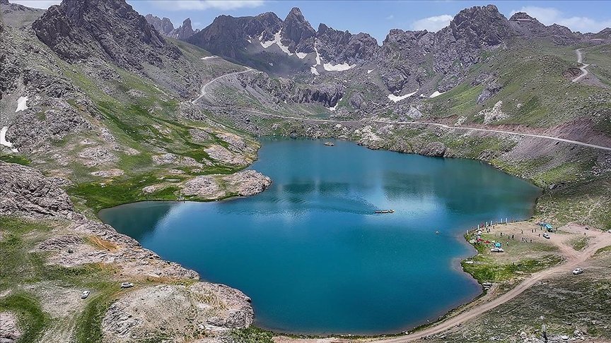 Çevresini kaplayan yüksek dağları, buzul gölleri, yaylaları ve zengin kültürel