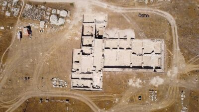 Denizli’nin Buldan ilçesindeki Tripolis Antik Kenti’nde yürütülen kazı çalışmalarında önünde