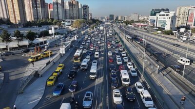 İstanbul’da haftanın ikinci iş gününde trafik yoğunluğu yaşanıyor İstanbul’da haftanın ikinci iş günü ve okulların normal saatinde eğitime