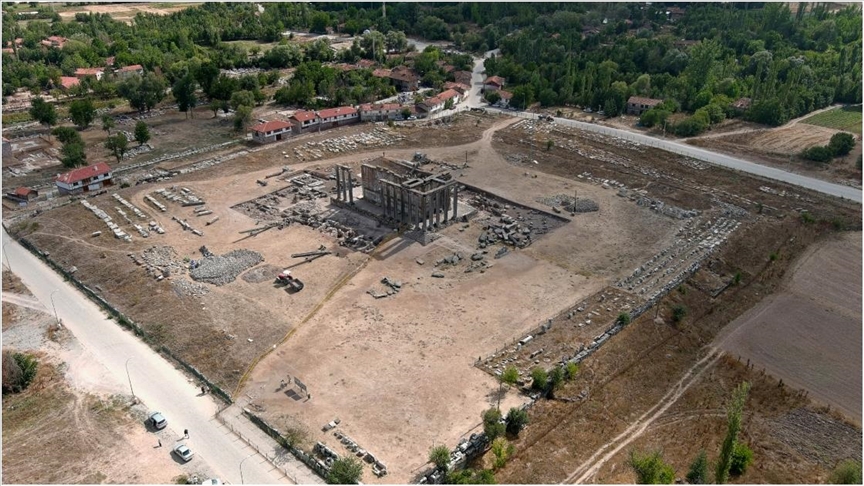 Kütahya’nın Çavdarhisar ilçesindeki Aizanoi Antik Kenti’nde yürütülen kazı çalışmalarında Zeus
