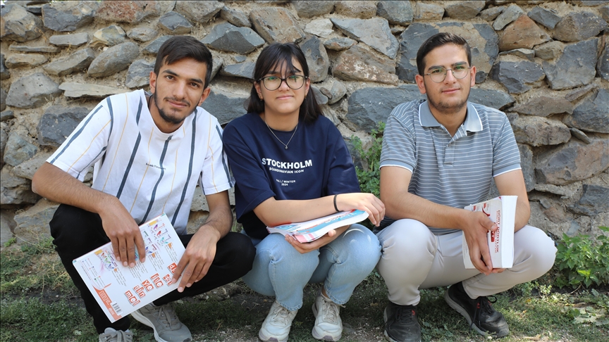 Van’ın Erciş ilçesinde hem hayvancılıkla uğraşan ailelerine yardımcı olan hem