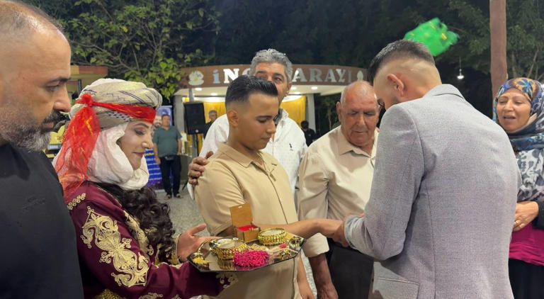 Şanlıurfa’da aşk mesafe tanımadı, ayrı ülkelerde aynı anda nişan yapıldı Şanlıurfa’da yaşanan sıra dışı nişan töreninde gelin ve damat bir