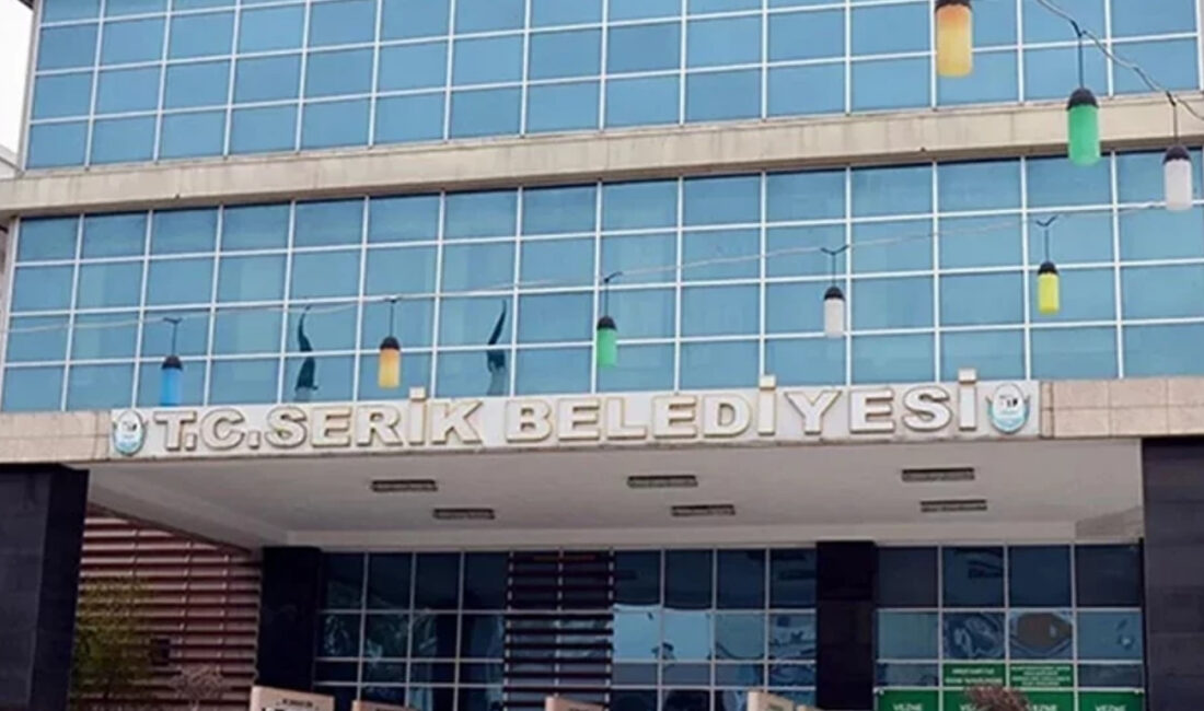 Antalya Serik’te belediye binasına pompalı tüfekle saldırı düzenlendi. Camların kırıldığı