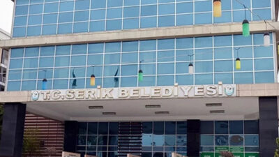 Antalya Serik’te belediye binasına pompalı tüfekle saldırı düzenlendi. Camların kırıldığı