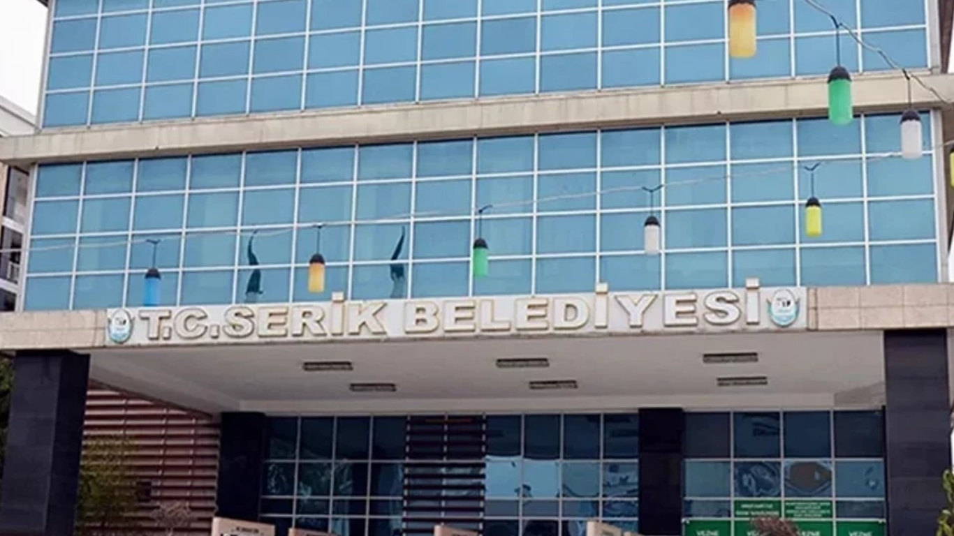 Antalya Serik’te belediye binasına pompalı tüfekle saldırı düzenlendi. Camların kırıldığı