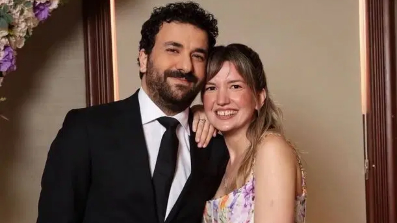 Ünlü komedyen Hasan Can Kaya, sevgilisi Duygu Karabaş ile aile