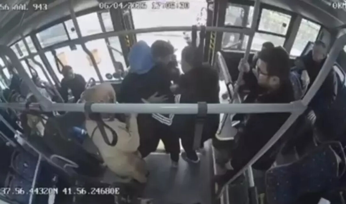 Siirt’te bir otobüs şoförünün hızlı müdahalesi, fenalaşan yolcunun hayatını kurtardı.