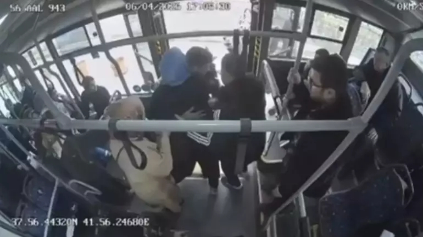 Siirt’te bir otobüs şoförünün hızlı müdahalesi, fenalaşan yolcunun hayatını kurtardı.