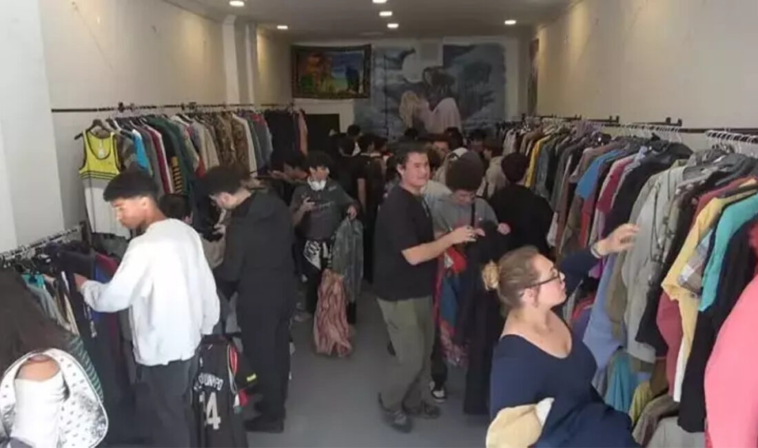 Antalya’da ikinci el giyim mağazasının açılışında “ne alırsan 200 lira”