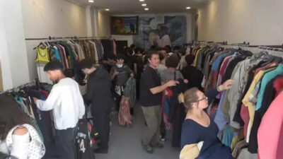 Antalya’da ikinci el giyim mağazasının açılışında “ne alırsan 200 lira”