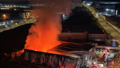 Ankara’nın Sincan ilçesinde medikal malzeme üreten fabrikada çıkan yangın paniğe