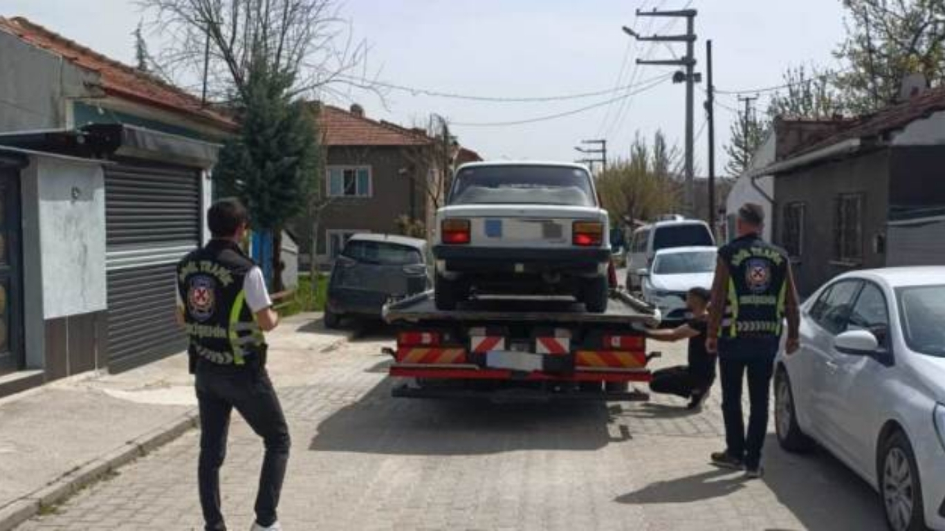 İstanbul Sarıyer’de bir AVM otoparkında drift yapan 5 sürücüye toplam