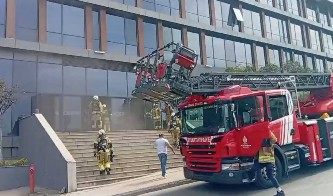 Pendik’te 6 katlı bir iş merkezinde çıkan yangın paniğe neden