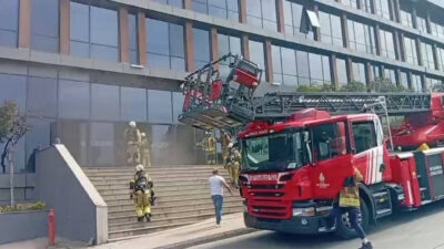 Pendik’te 6 katlı bir iş merkezinde çıkan yangın paniğe neden