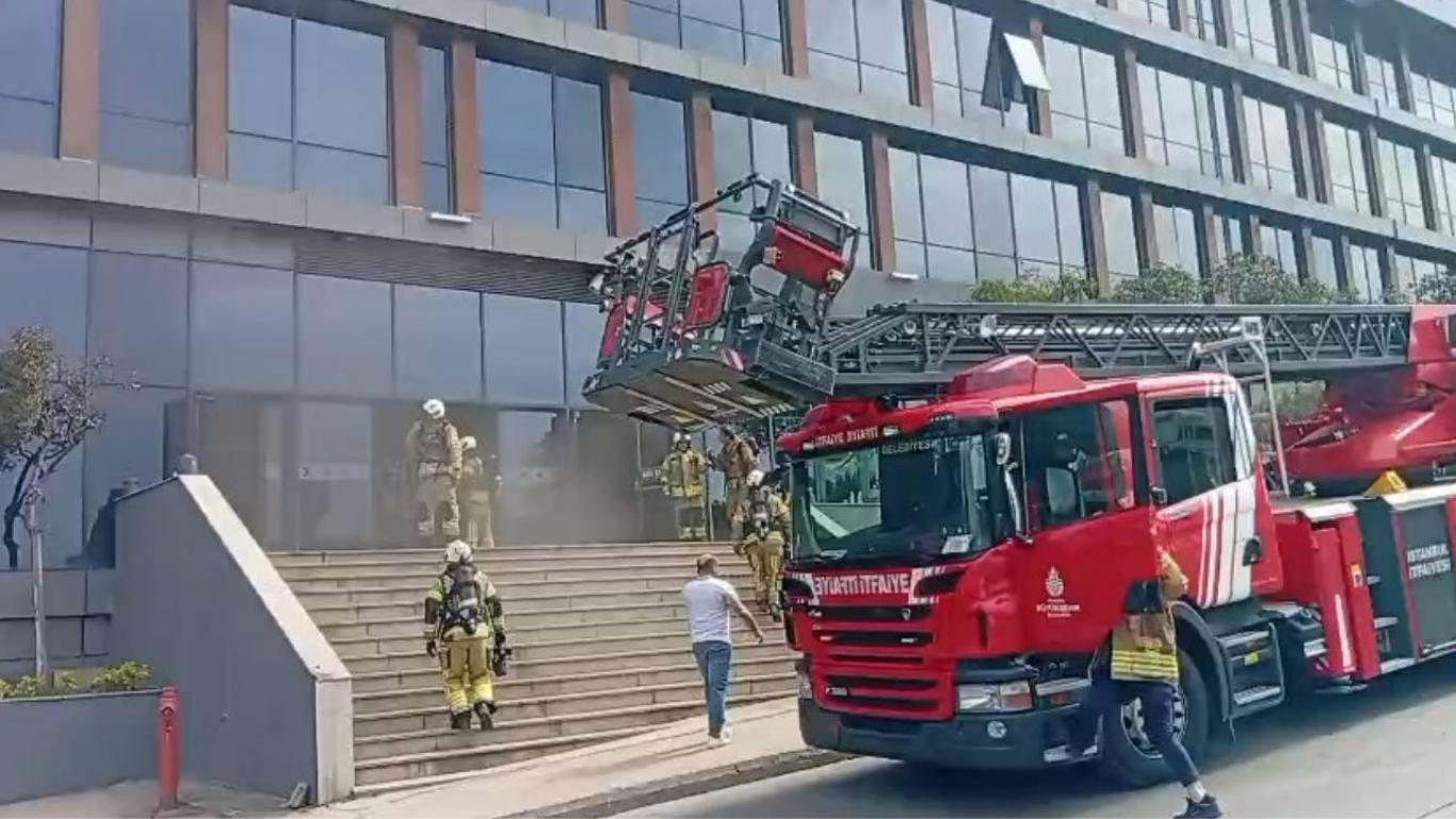 Pendik’te 6 katlı bir iş merkezinde çıkan yangın paniğe neden